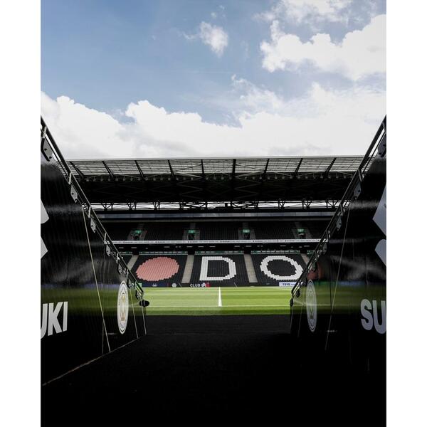 Lot 8 - Private tour of the stadium - for four people